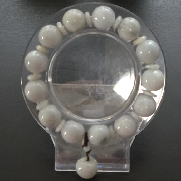 Elegant Jade Beaded Bracelet - Picture 5 of 5